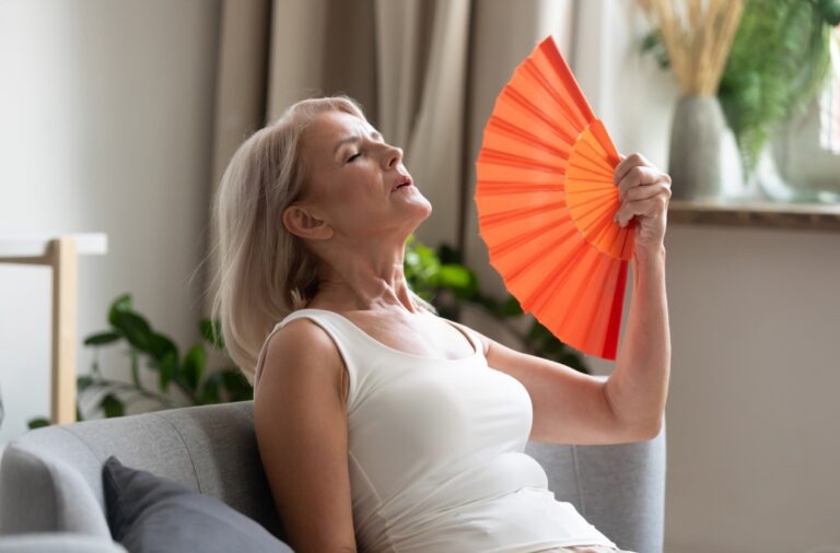 Medycyna chińska w leczeniu objawów menopauzy – akupunktura, refleksologia i ziołolecznictwo.