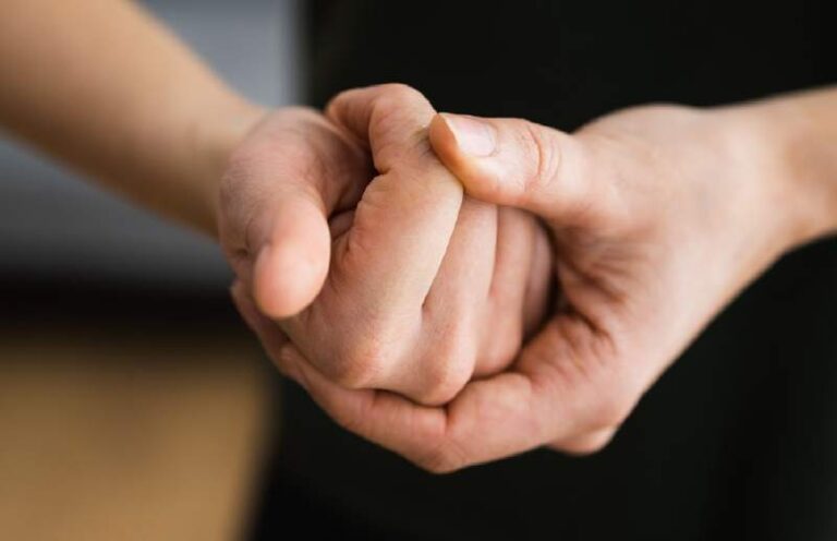 Dlaczego strzelają nam stawy? Poznaj przyczyny i skutki tego zjawiska.