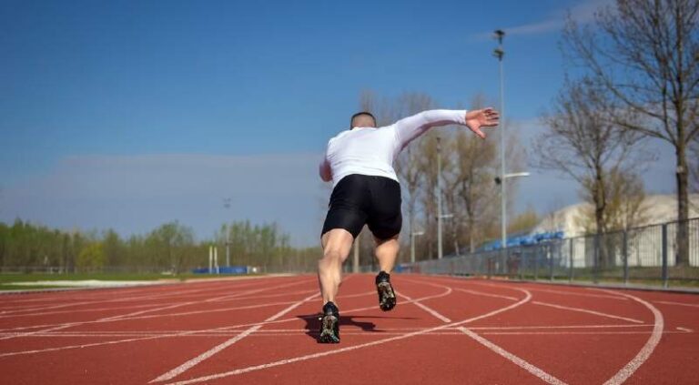 Zastosowanie różnych technik masażu sportowego w profesjonalnej opiece nad ciałem sportowców.