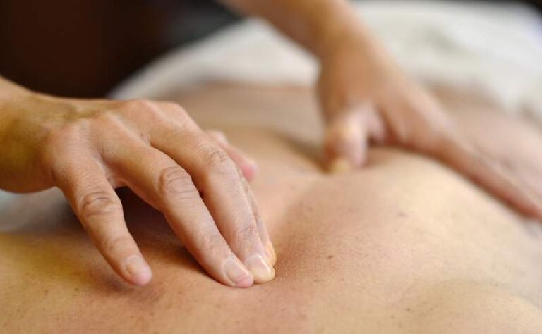 Masaż tkanek głębokich – skuteczna terapia manualna na łagodzenie bólu i poprawę zakresu ruchu.