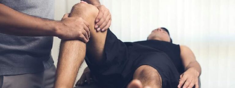 Masaż terapeutyczny jako wsparcie w łagodzeniu bólu kolana: Przegląd, zasady i korzyści.