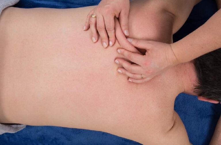 Masaż tkanki łącznej a ból pleców: Skuteczne narzędzie w łagodzeniu dyskomfortu?